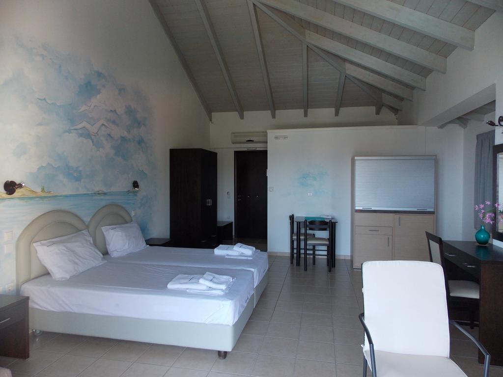 Hotel Theasis Paralia Sergoulas Habitación foto